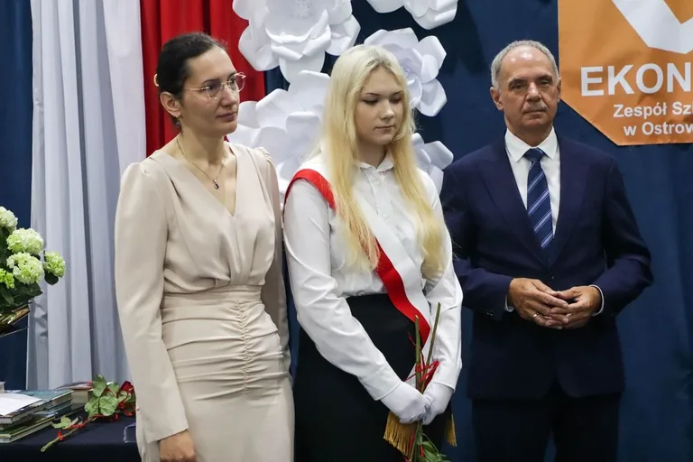 Wakacje czas start! Uroczyste zakończenie roku szkolnego w ostrowskim "Ekonomiku" (zdjęcia)