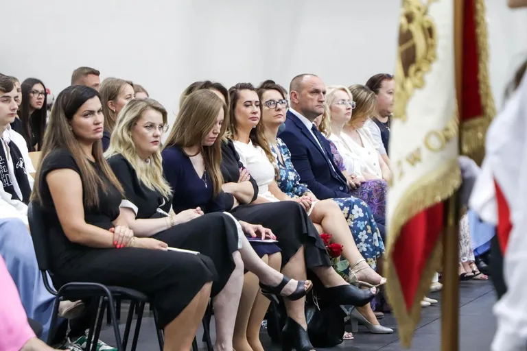 Wakacje czas start! Uroczyste zakończenie roku szkolnego w ostrowskim "Ekonomiku" (zdjęcia)