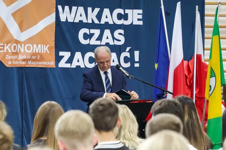 Wakacje czas start! Uroczyste zakończenie roku szkolnego w ostrowskim "Ekonomiku" (zdjęcia)