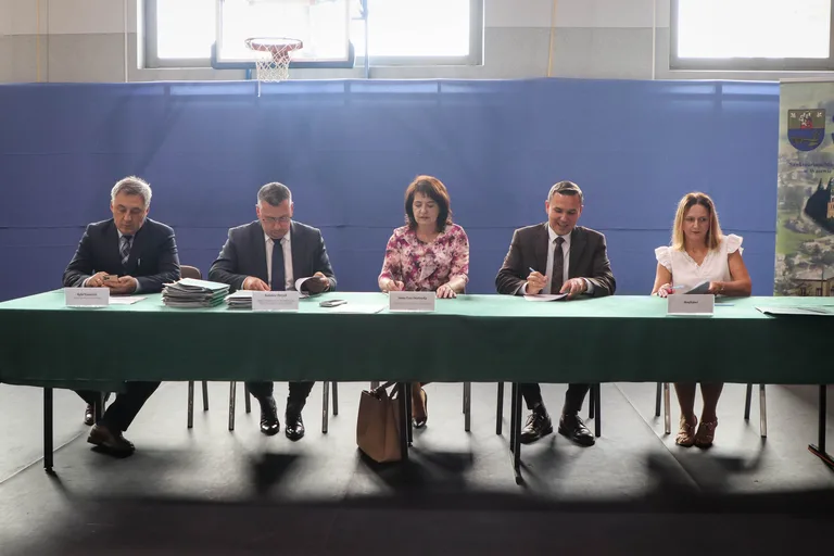 Bieżnia, tężnia i działki z dofinansowaniem. Miliony z Mazowsza dla samorządów z powiatu ostrowskiego (zdjęcia)