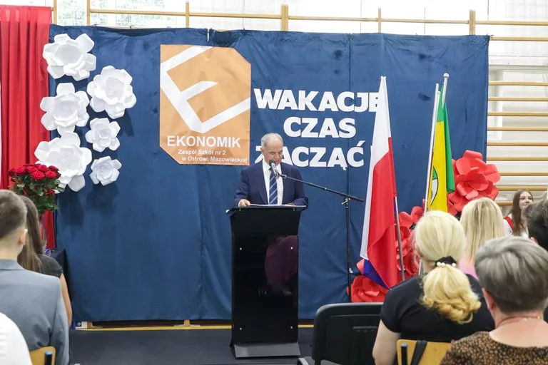 Wakacje czas start! Uroczyste zakończenie roku szkolnego w ostrowskim "Ekonomiku" (zdjęcia)