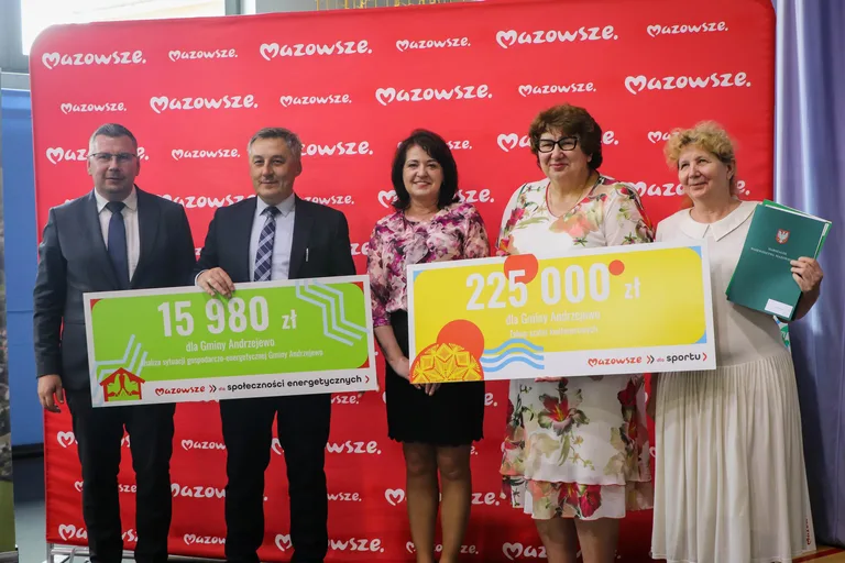 Bieżnia, tężnia i działki z dofinansowaniem. Miliony z Mazowsza dla samorządów z powiatu ostrowskiego (zdjęcia)