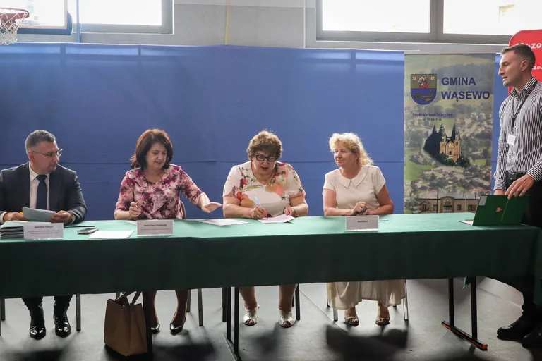Bieżnia, tężnia i działki z dofinansowaniem. Miliony z Mazowsza dla samorządów z powiatu ostrowskiego (zdjęcia)