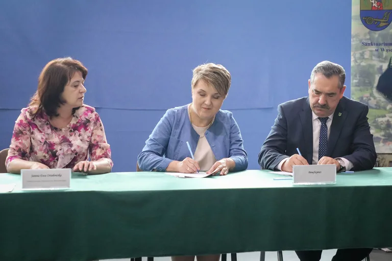 Bieżnia, tężnia i działki z dofinansowaniem. Miliony z Mazowsza dla samorządów z powiatu ostrowskiego (zdjęcia)