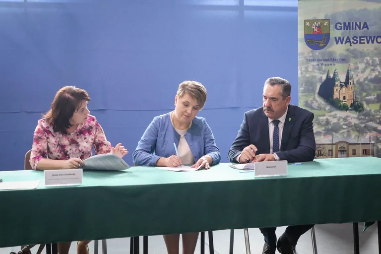 Bieżnia, tężnia i działki z dofinansowaniem. Miliony z Mazowsza dla samorządów z powiatu ostrowskiego (zdjęcia)