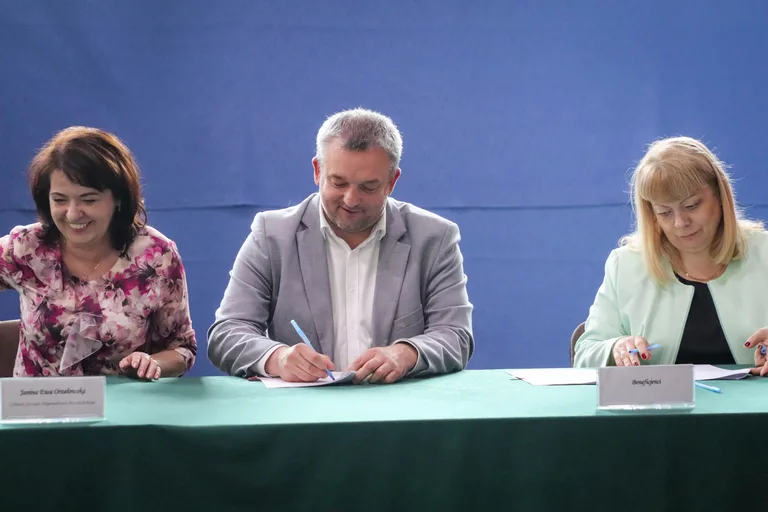 Bieżnia, tężnia i działki z dofinansowaniem. Miliony z Mazowsza dla samorządów z powiatu ostrowskiego (zdjęcia)