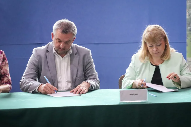 Bieżnia, tężnia i działki z dofinansowaniem. Miliony z Mazowsza dla samorządów z powiatu ostrowskiego (zdjęcia)