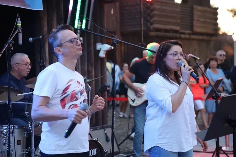 Letni wieczór z muzyką na żywo przyciągnął tłumy mieszkańców (zdjęcia)