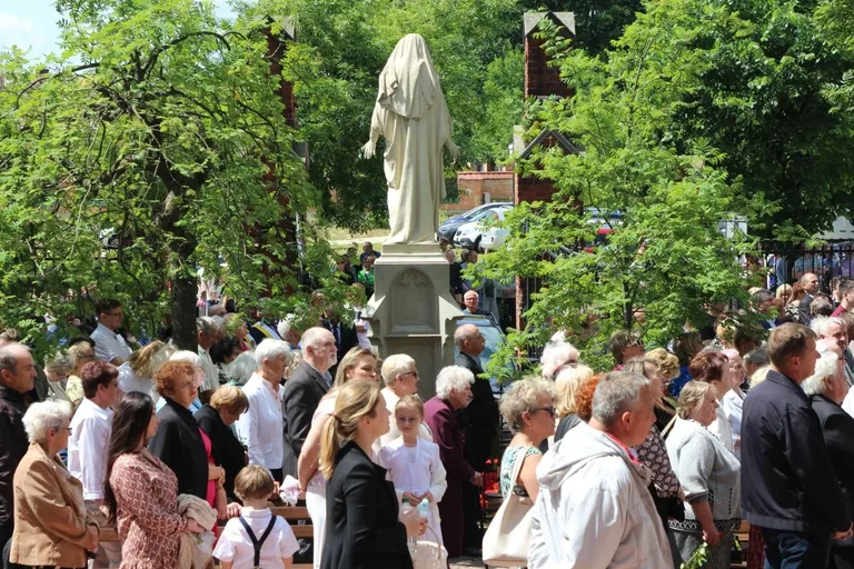 Wierni wyszli na ulice Ostrowi. Procesje Bożego Ciała przyciągnęły tłumy
