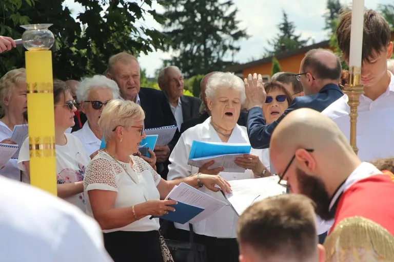 Wierni wyszli na ulice Ostrowi. Procesje Bożego Ciała przyciągnęły tłumy