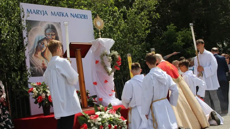 Wierni wyszli na ulice Ostrowi. Procesje Bożego Ciała przyciągnęły tłumy