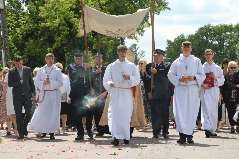 Wierni wyszli na ulice Ostrowi. Procesje Bożego Ciała przyciągnęły tłumy