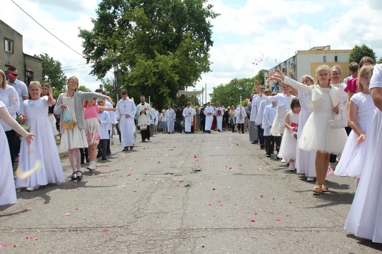Wierni wyszli na ulice Ostrowi. Procesje Bożego Ciała przyciągnęły tłumy