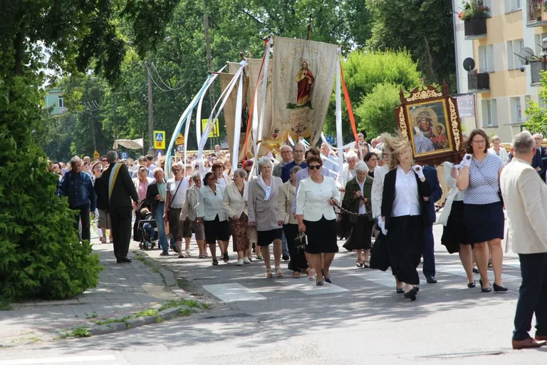 Wierni wyszli na ulice Ostrowi. Procesje Bożego Ciała przyciągnęły tłumy