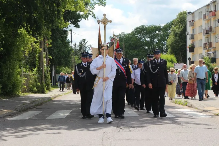 Wierni wyszli na ulice Ostrowi. Procesje Bożego Ciała przyciągnęły tłumy