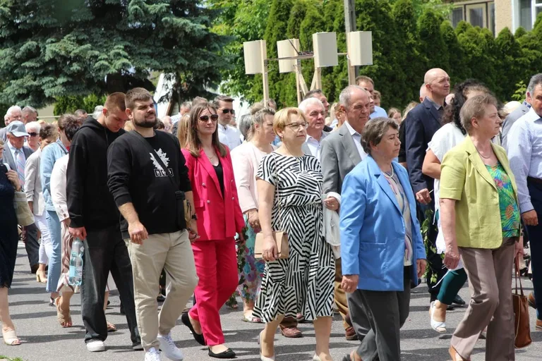 Wierni wyszli na ulice Ostrowi. Procesje Bożego Ciała przyciągnęły tłumy