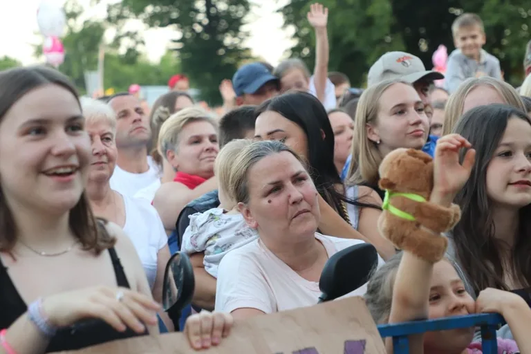 Drugi dzień święta Ostrowi. Wielkie gwiazdy, eksplozja emocji i taneczna noc pod gołym niebem (zdjęcia)