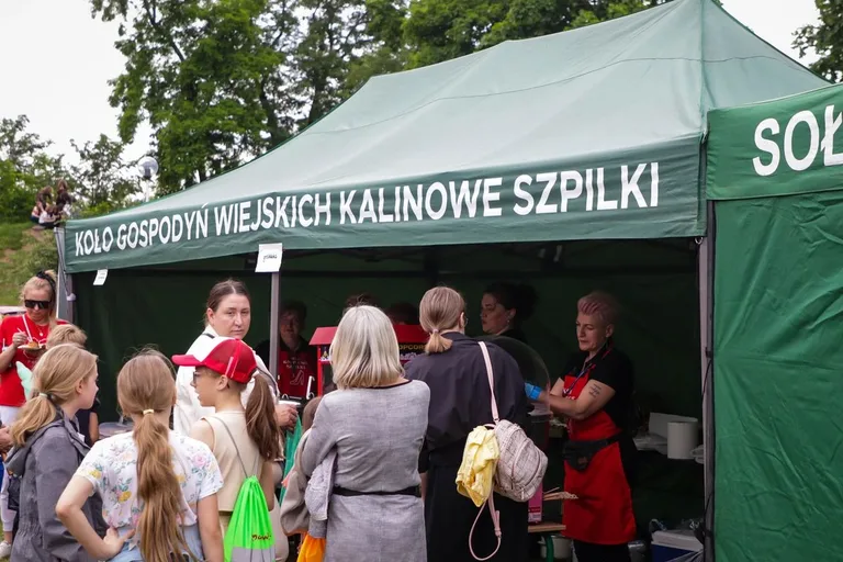 Policyjny piknik z sercem na cześć kobiet w służbie (zdjęcia)