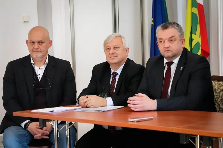 11 mln złotych na remonty dróg! W ostrowskim ratuszu podpisano umowy (zdjęcia)