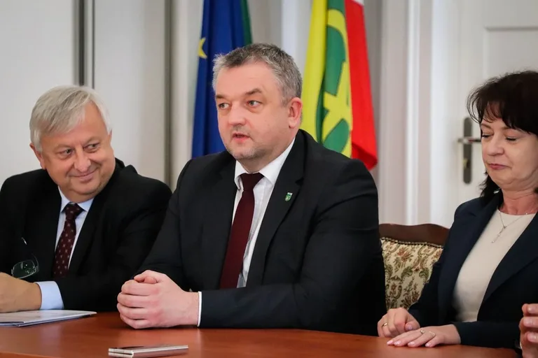 11 mln złotych na remonty dróg! W ostrowskim ratuszu podpisano umowy (zdjęcia)