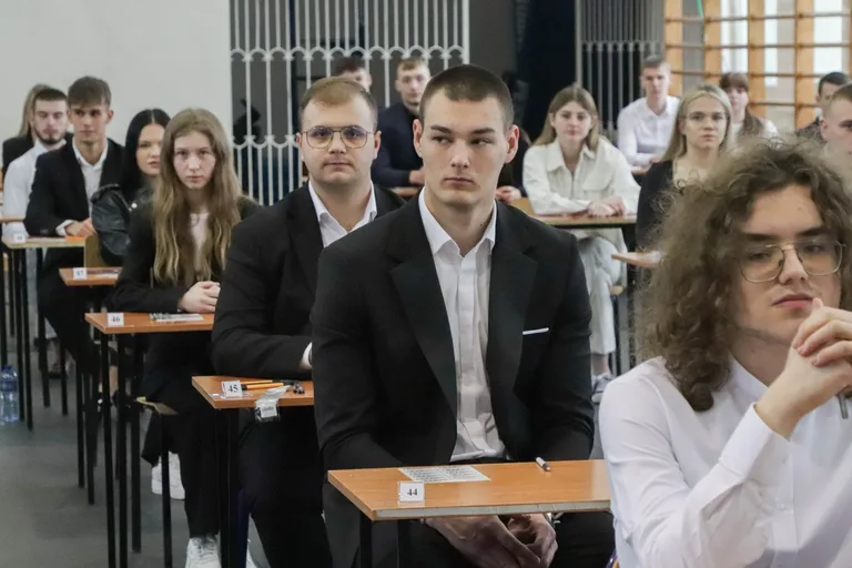 Rozpoczął się maturalny maraton. Pierwszy egzamin w ostrowskim "Rubinku" (zdjęcia)