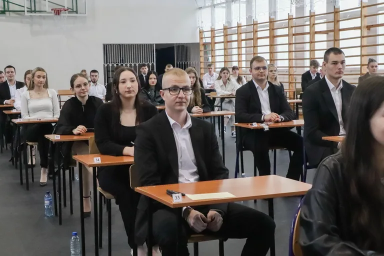 Rozpoczął się maturalny maraton. Pierwszy egzamin w ostrowskim "Rubinku" (zdjęcia)