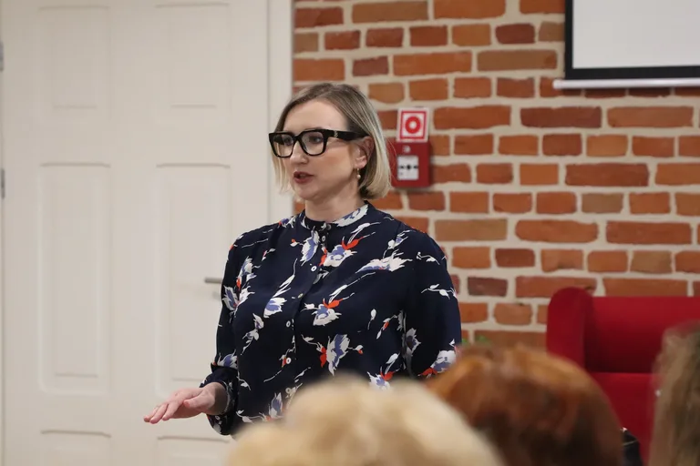Kobiecość w praktyce. Warsztaty makijażu biznesowego w MBP w Ostrowi Mazowieckiej (zdjęcia)