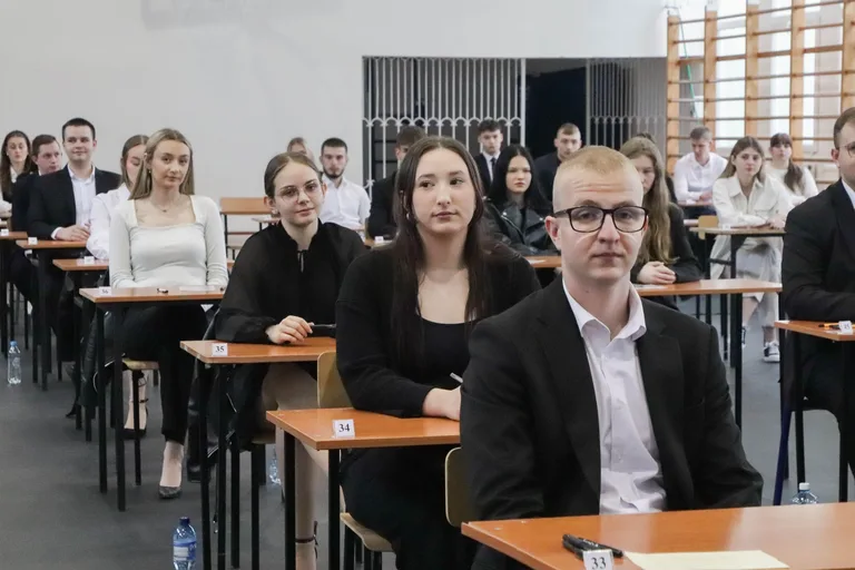 Rozpoczął się maturalny maraton. Pierwszy egzamin w ostrowskim "Rubinku" (zdjęcia)