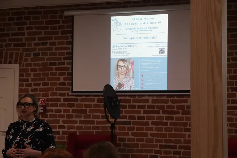 Kobiecość w praktyce. Warsztaty makijażu biznesowego w MBP w Ostrowi Mazowieckiej (zdjęcia)