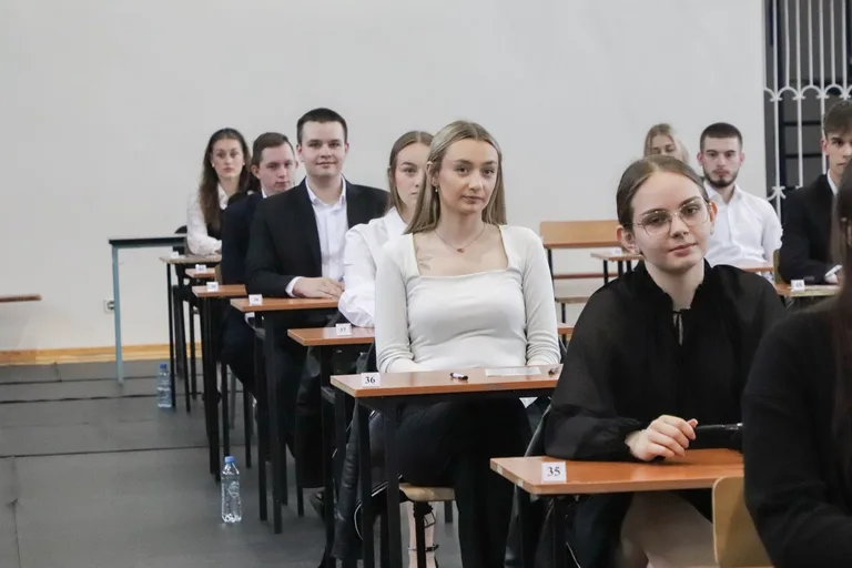 Rozpoczął się maturalny maraton. Pierwszy egzamin w ostrowskim "Rubinku" (zdjęcia)