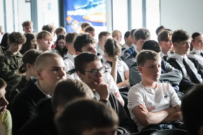 Droga do kokpitu F-16. Inspirujące spotkanie z majorem Maciejem Krakowianem (zdjęcia)