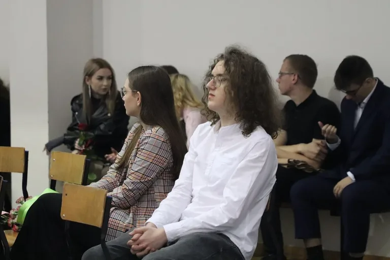 Abiturienci z ostrowskiego "Rubinka" pożegnali szkołę (zdjęcia)