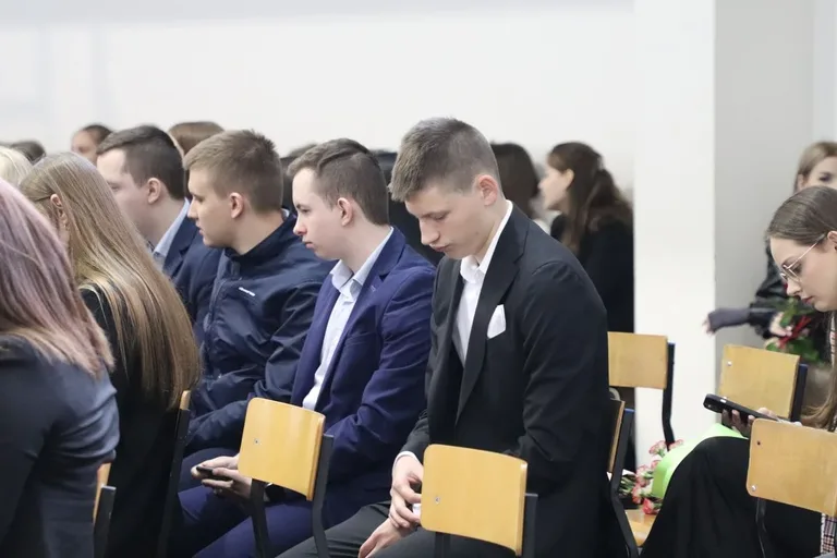 Abiturienci z ostrowskiego "Rubinka" pożegnali szkołę (zdjęcia)