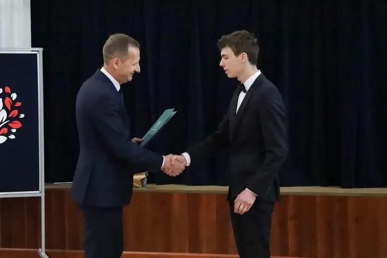 Zakończenie szkolnej podróży. Maturzyści ZSCKR w Starym Lubiejewie żegnają szkołę (zdjęcia)