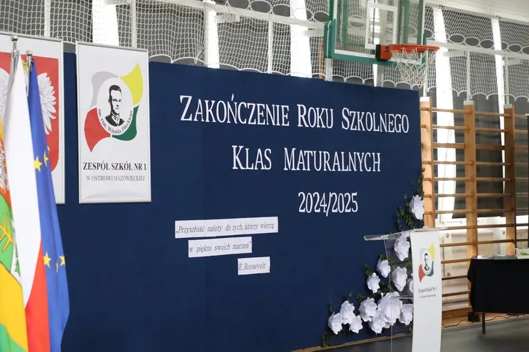 Abiturienci z ostrowskiego "Rubinka" pożegnali szkołę (zdjęcia)