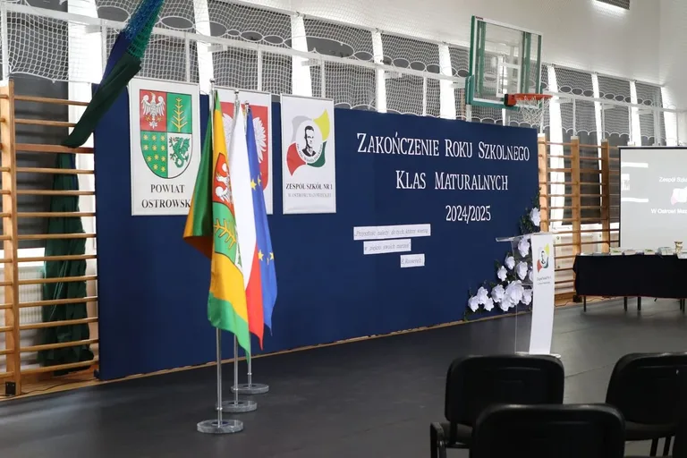 Abiturienci z ostrowskiego "Rubinka" pożegnali szkołę (zdjęcia)