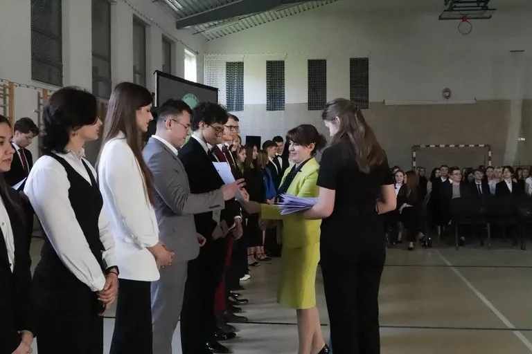 Maturzyści "Koperniczka" zakończyli naukę w liceum (zdjęcia)