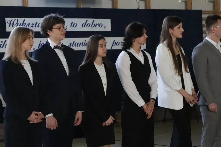 Maturzyści "Koperniczka" zakończyli naukę w liceum (zdjęcia)
