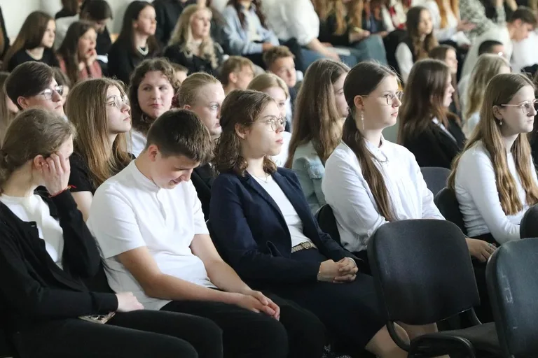 Maturzyści "Koperniczka" zakończyli naukę w liceum (zdjęcia)