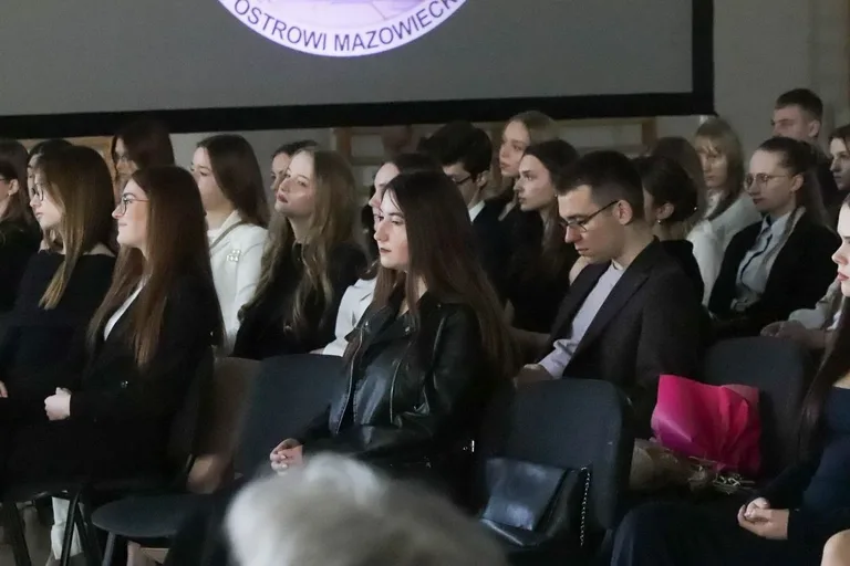 Maturzyści "Koperniczka" zakończyli naukę w liceum (zdjęcia)