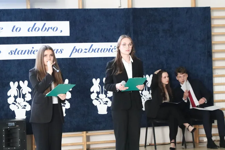 Maturzyści "Koperniczka" zakończyli naukę w liceum (zdjęcia)