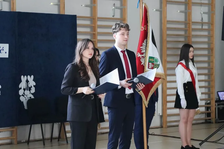 Maturzyści "Koperniczka" zakończyli naukę w liceum (zdjęcia)