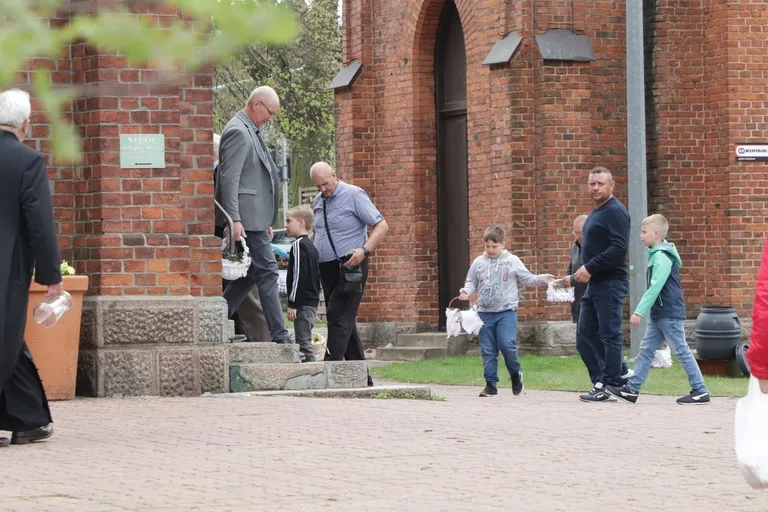 Poświęcenie pokarmów wielkanocnych. Tradycja i symbolika w ostrowskich parafiach (zdjęcia)