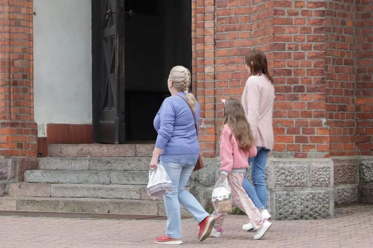 Poświęcenie pokarmów wielkanocnych. Tradycja i symbolika w ostrowskich parafiach (zdjęcia)