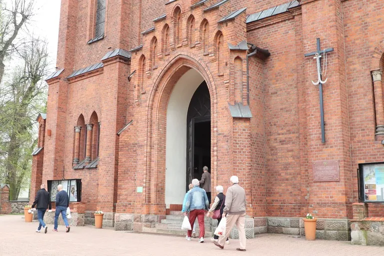 Poświęcenie pokarmów wielkanocnych. Tradycja i symbolika w ostrowskich parafiach (zdjęcia)