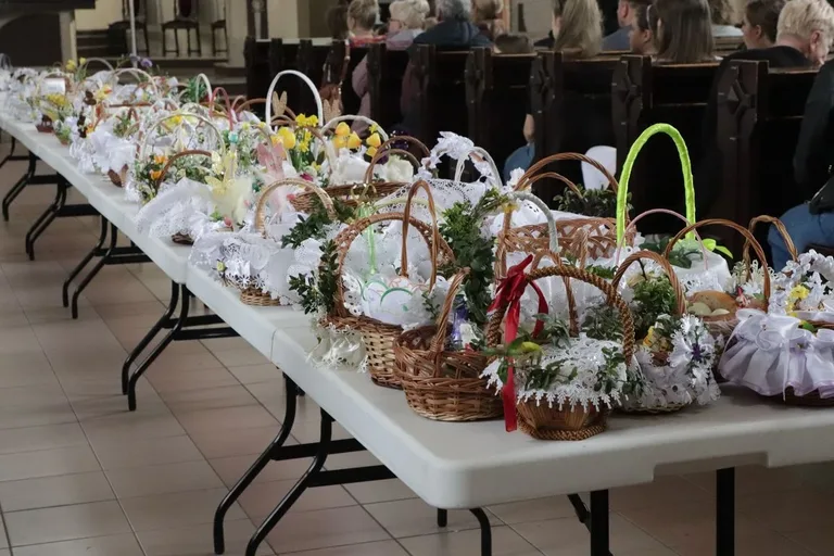 Poświęcenie pokarmów wielkanocnych. Tradycja i symbolika w ostrowskich parafiach (zdjęcia)