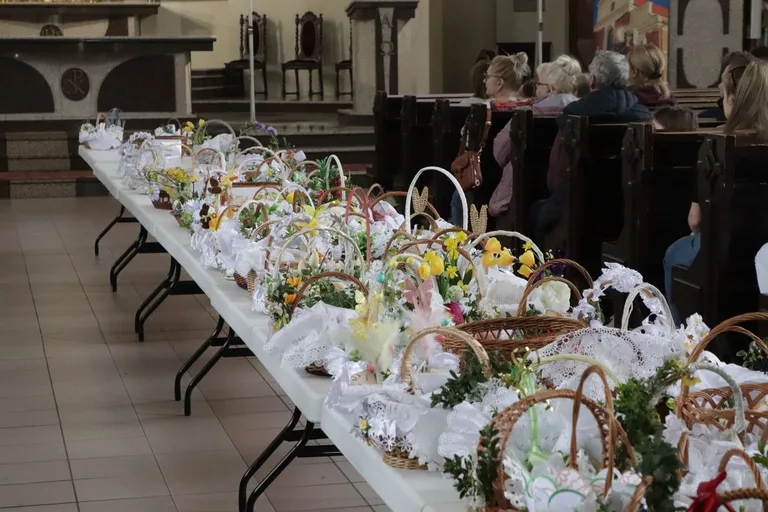 Poświęcenie pokarmów wielkanocnych. Tradycja i symbolika w ostrowskich parafiach (zdjęcia)