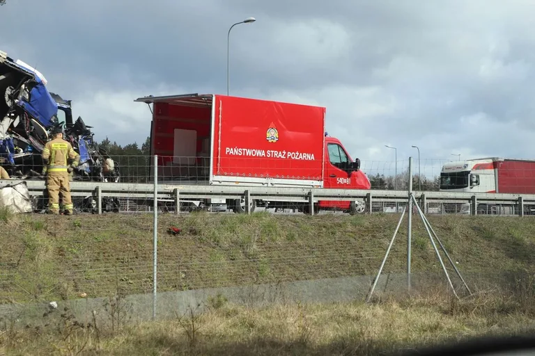 Tragiczne zderzenie trzech ciężarówek na S8. Jedna osoba nie żyje (zdjęcia)
