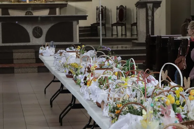 Poświęcenie pokarmów wielkanocnych. Tradycja i symbolika w ostrowskich parafiach (zdjęcia)