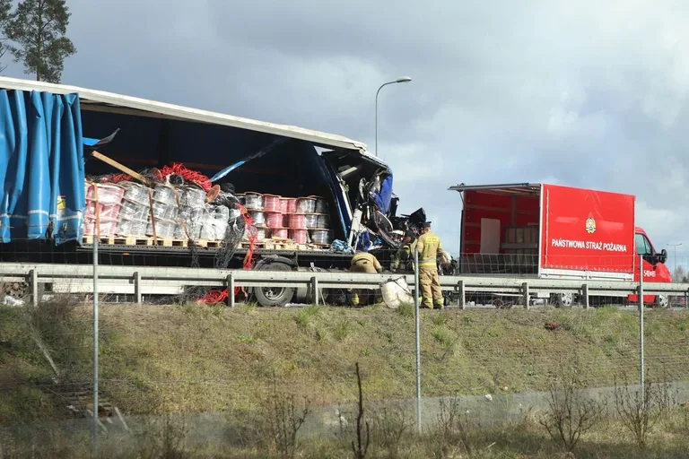 Tragiczne zderzenie trzech ciężarówek na S8. Jedna osoba nie żyje (zdjęcia)